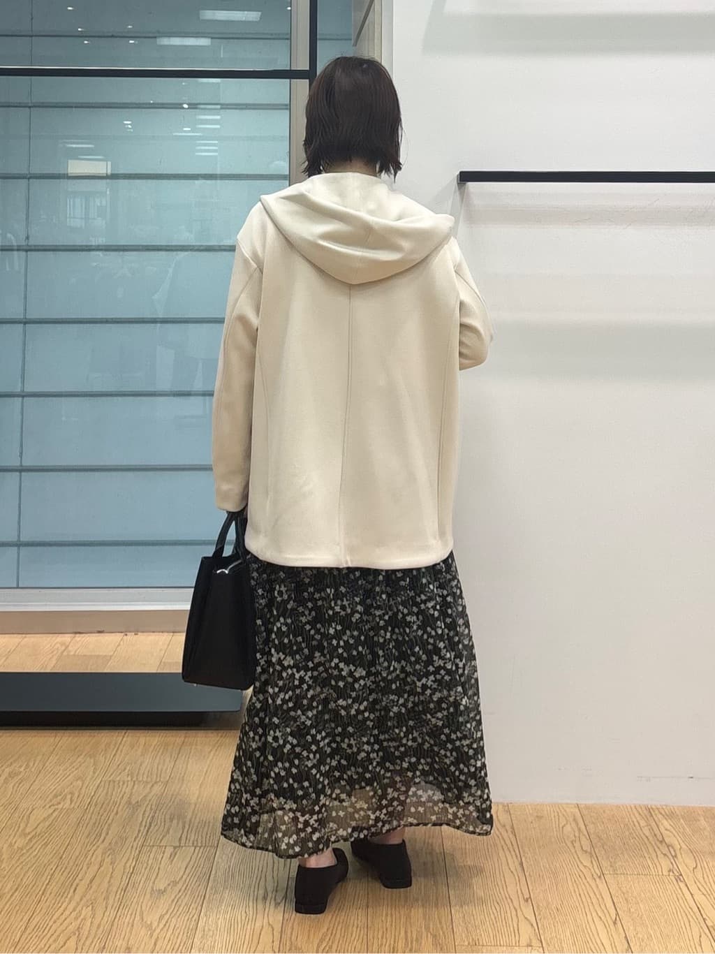 asamiさんの「INDIVI｜【秋映え柄/セットアップ可能】フラワーシフォンスカート」を使ったコーディネート
