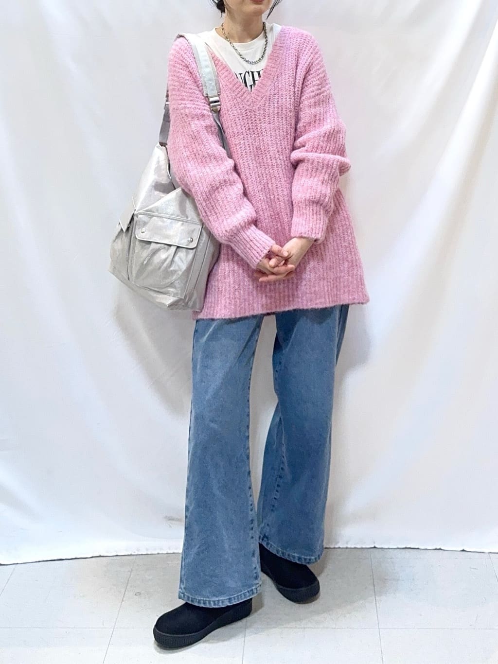 𝐇𝐢𝐫𝐨𝐦𝐢さんの「SHOO･LA･RUE｜ふわふわタッチ Vネックニットチュニック」を使ったコーディネート