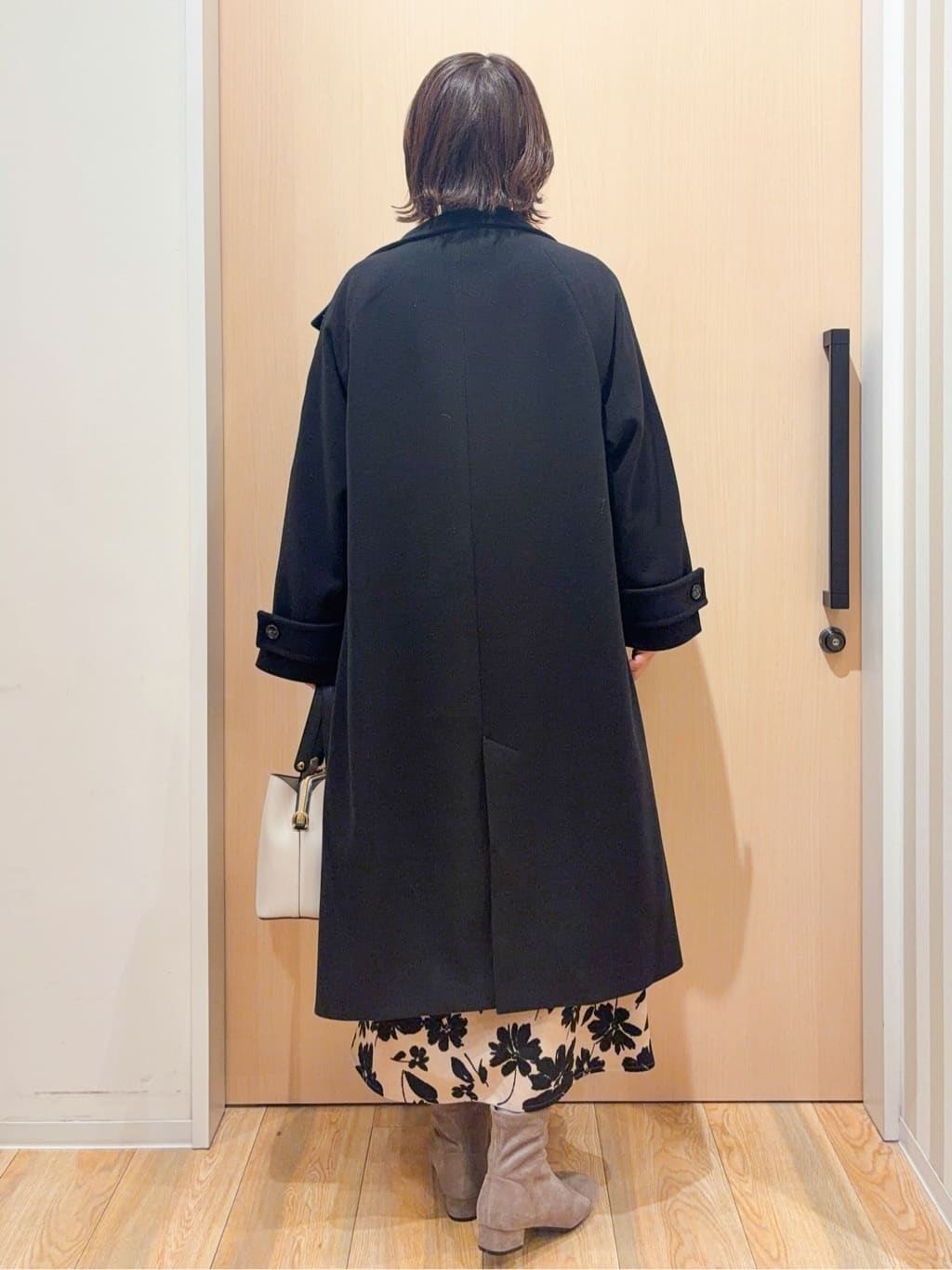 yocchiさんの「SHOO･LA･RUE｜【S-LL】きらっと華やか ふんわりラメフェザーニット」を使ったコーディネート
