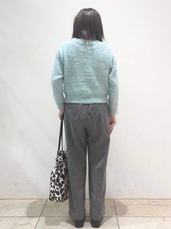 りょうさんの「OPAQUE.CLIP｜スパンコールフェザーVネックニット【洗濯機OK】」を使ったコーディネート