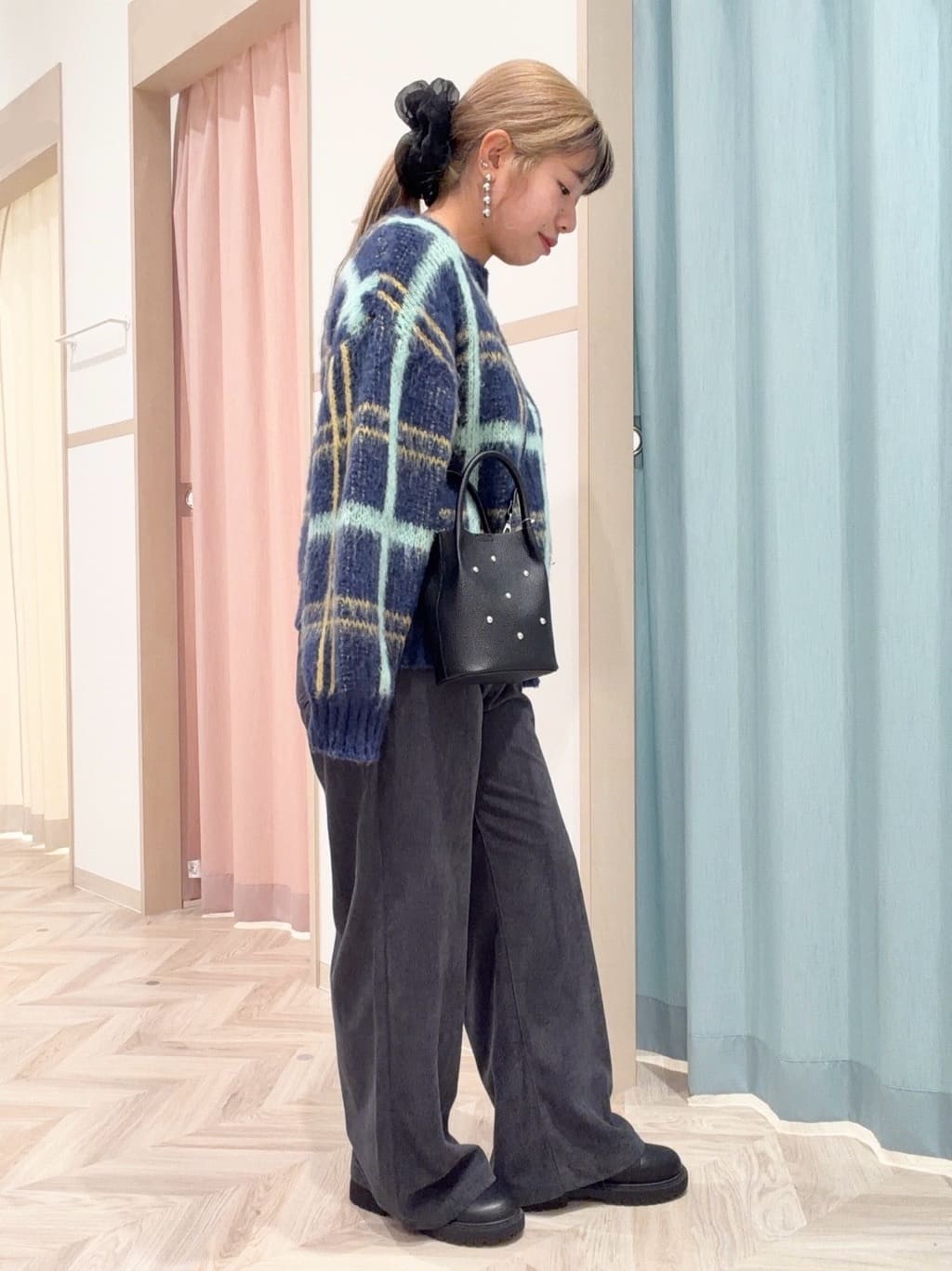 まちゃんなちゃんさんの「SHOO･LA･RUE｜【S-LL】女性らしさ漂う ふわふわチェック柄ニット」を使ったコーディネート