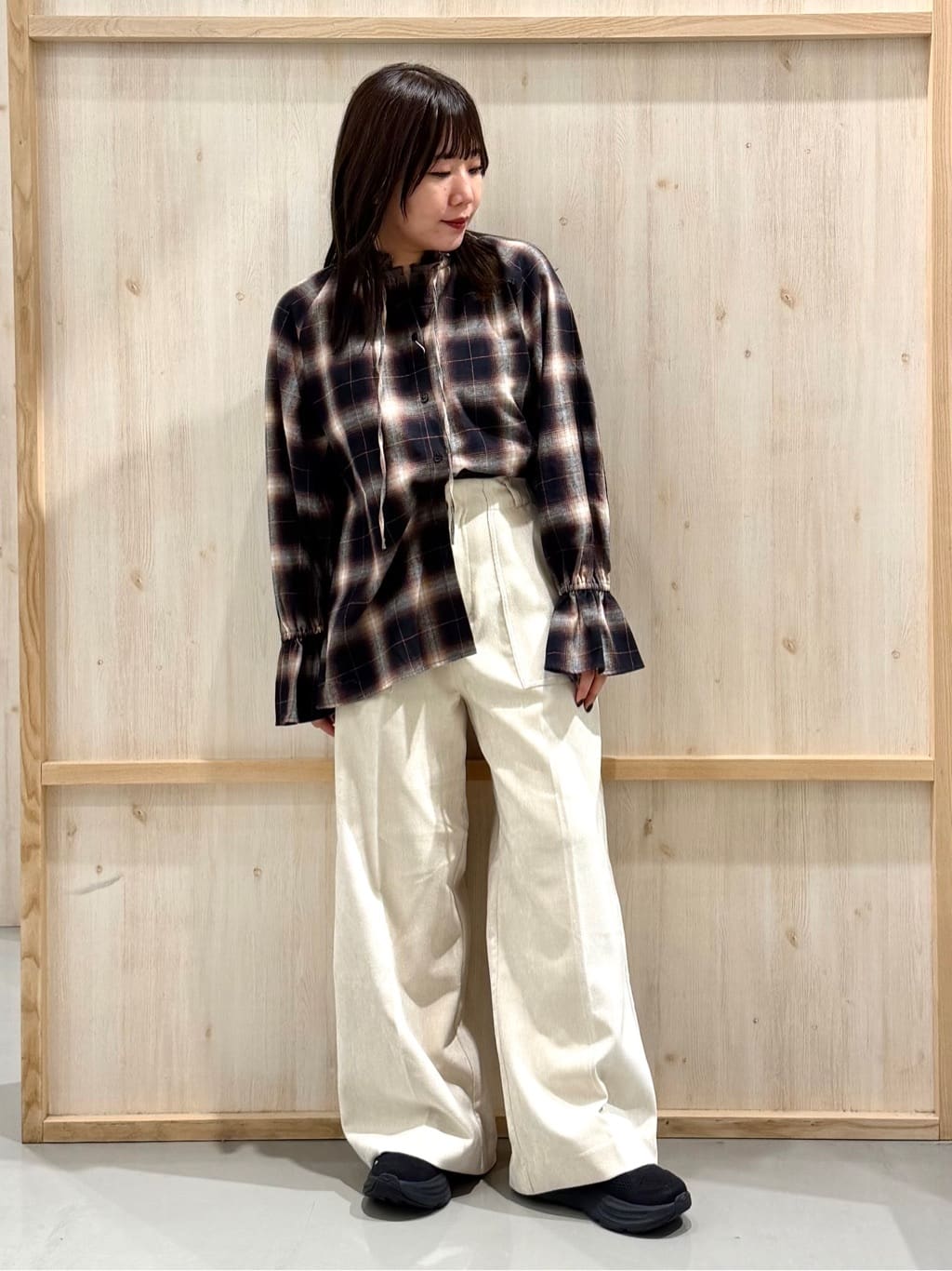 nanaさんの「THE SHOP TK｜起毛オンブレフリルブラウス」を使ったコーディネート