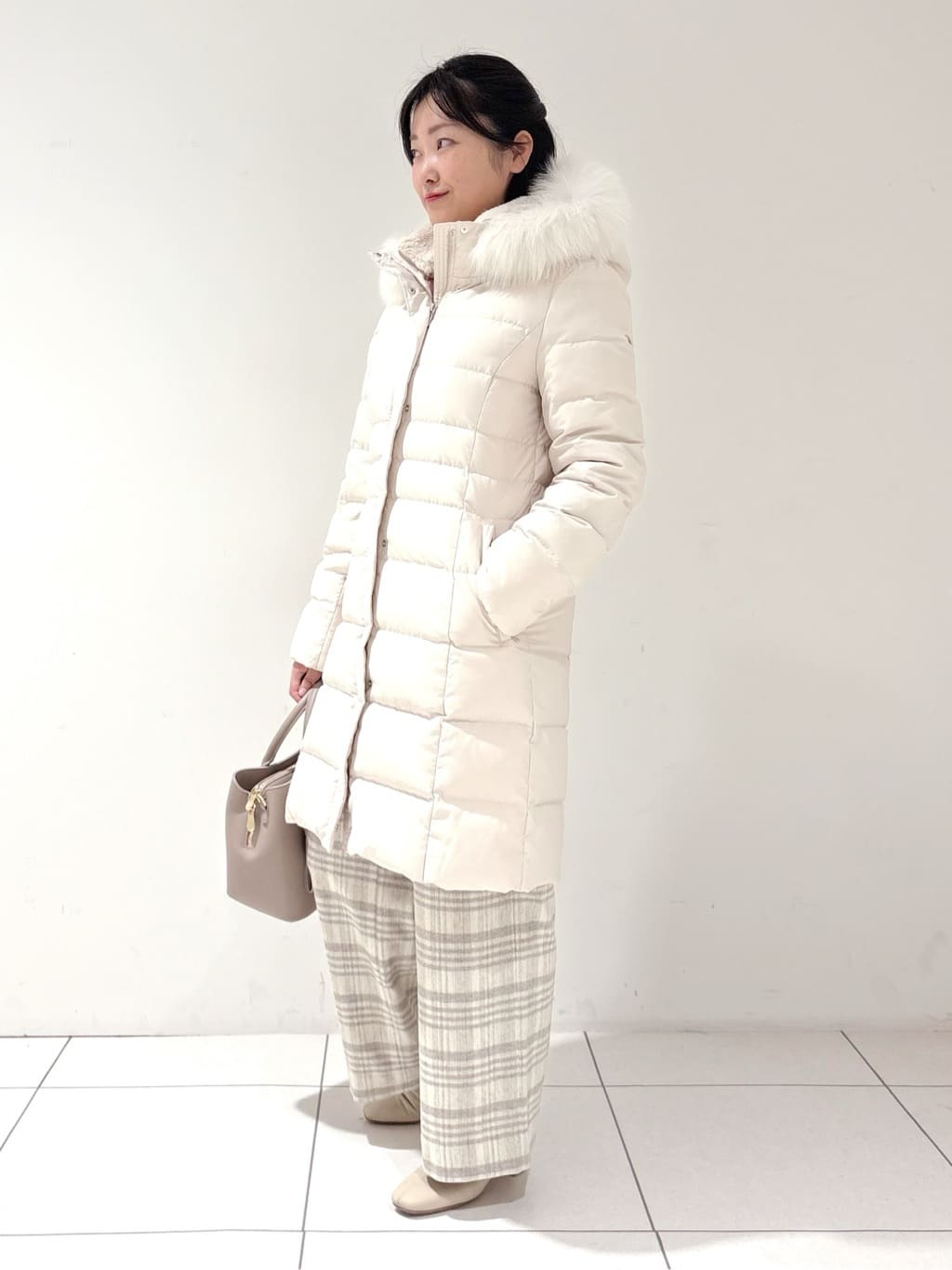 momokoさんの「INDIVI｜【名品／撥水／抗菌防臭】ロング丈リサイクルダウンコート」を使ったコーディネート