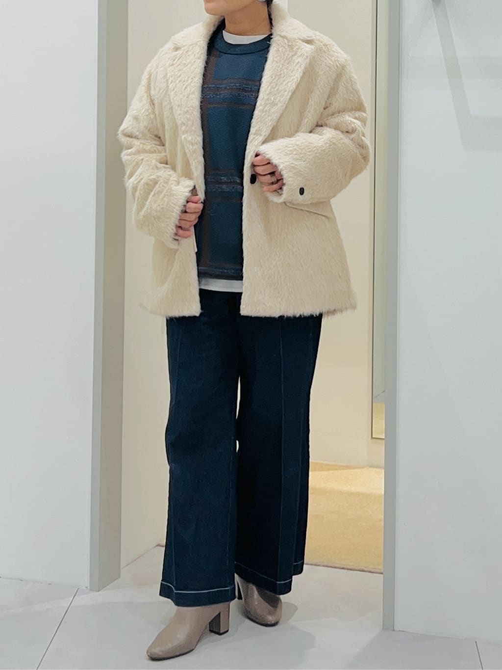 タナさんの「THE SHOP TK｜纏うだけで大人上品 シャギーチェスターハーフコート」を使ったコーディネート