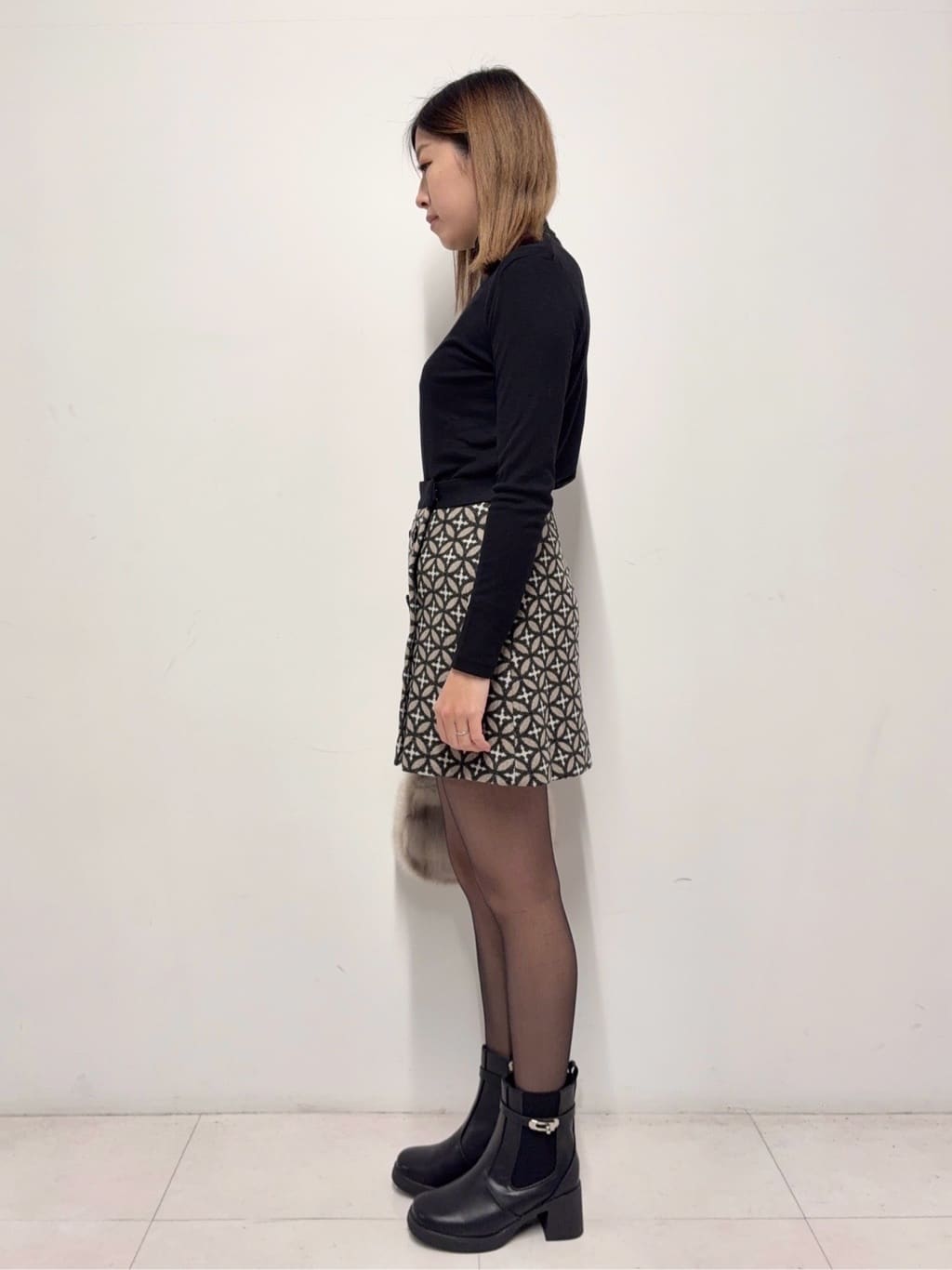 Nishijimaさんの「DRESSTERIOR｜【インナー使いに最適/しっとり暖かな吸湿発熱素材】タートルネックプルオーバー」を使ったコーディネート