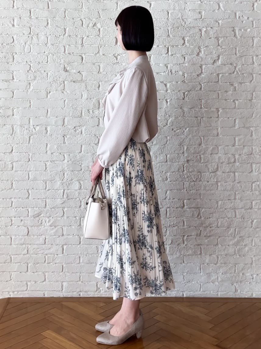 NATSUMIさんの「grove｜【手洗いOK】フロントラッフルフリルブラウス」を使ったコーディネート
