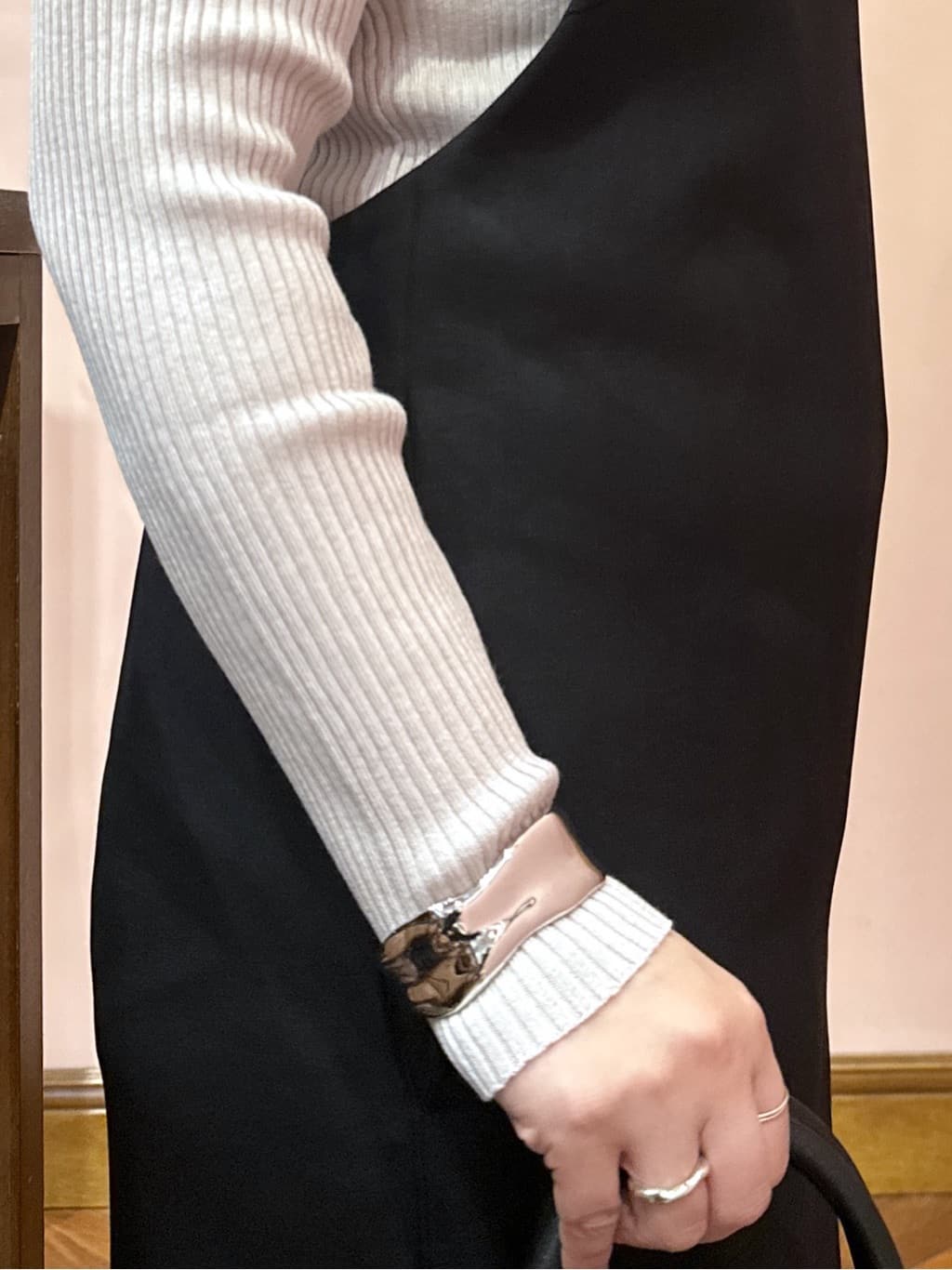 komatsuさんの「DRESSTERIOR｜シルクブレンドメリノウールリブプルオーバー」を使ったコーディネート