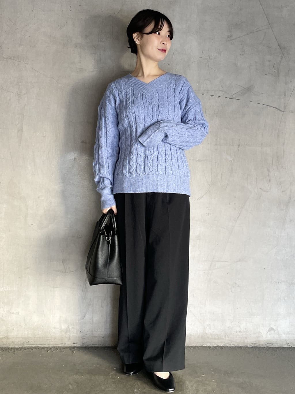tomokoさんの「OPAQUE.CLIP｜ラメ混ファンシーケーブルVネックニット【洗濯機OK】」を使ったコーディネート