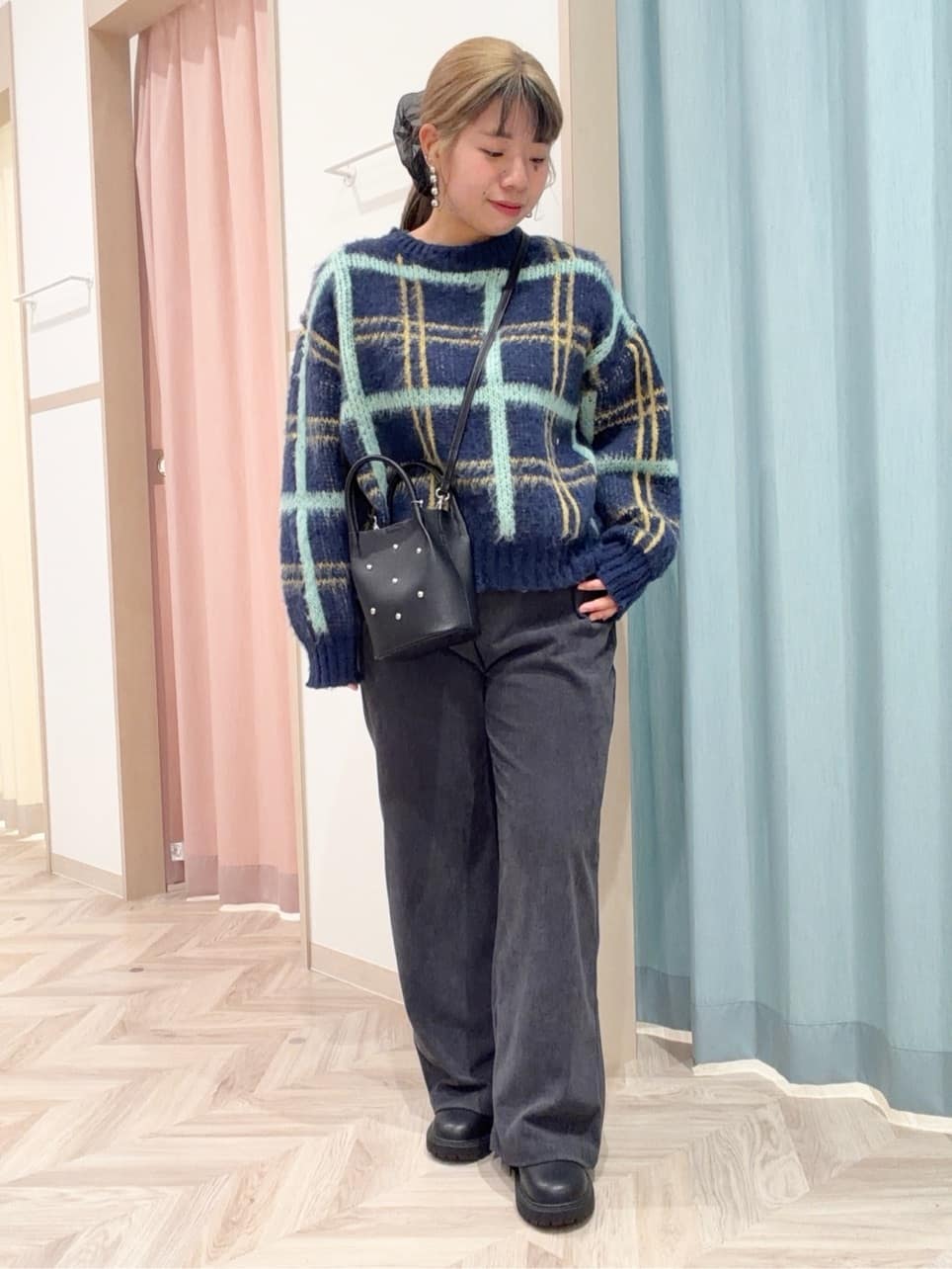 まちゃんなちゃんさんの「SHOO･LA･RUE｜【S-LL】女性らしさ漂う ふわふわチェック柄ニット」を使ったコーディネート