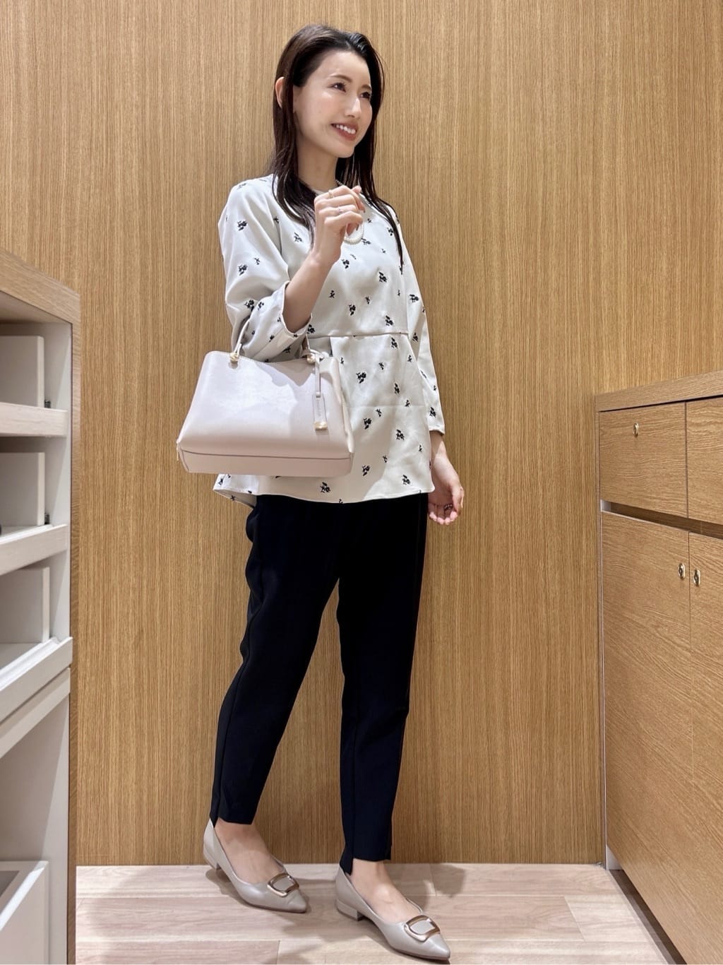 maiさんの「OPAQUE.CLIP｜フラワー刺繍ペプラムブラウス【洗濯機OK】」を使ったコーディネート
