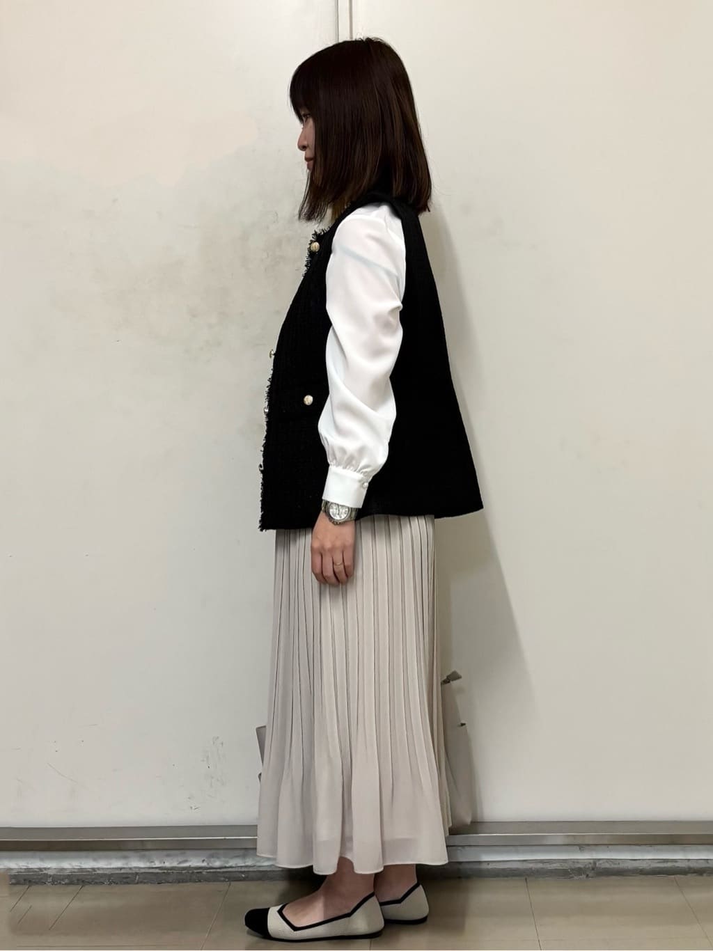 やまさんの「OPAQUE.CLIP｜バンドカラーフリルブラウス【洗濯機OK／イージーアイロン】」を使ったコーディネート