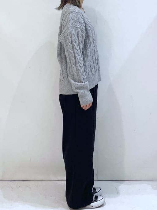 manaさんの「OPAQUE.CLIP｜ラメ混ファンシーケーブルVネックニット【洗濯機OK】」を使ったコーディネート