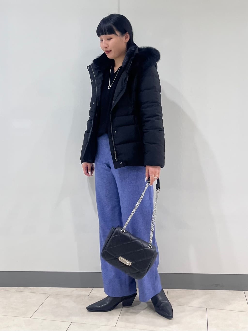 hasuさんの「INDIVI｜【名品／撥水／抗菌防臭】ショート丈リサイクルダウンコート」を使ったコーディネート