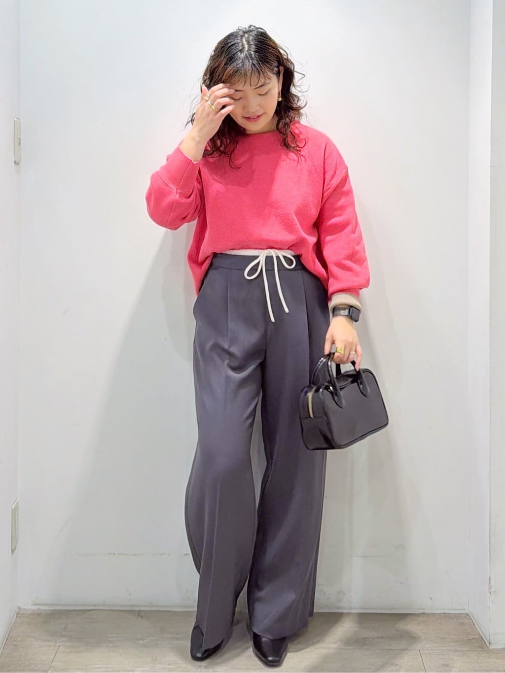 sumicaさんの「OPAQUE.CLIP｜サテンレイヤード風ワイドパンツ【洗濯機OK】」を使ったコーディネート