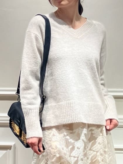 TSUKUIさんの「DRESSTERIOR｜アルパカブレンドVネックニット」を使ったコーディネート