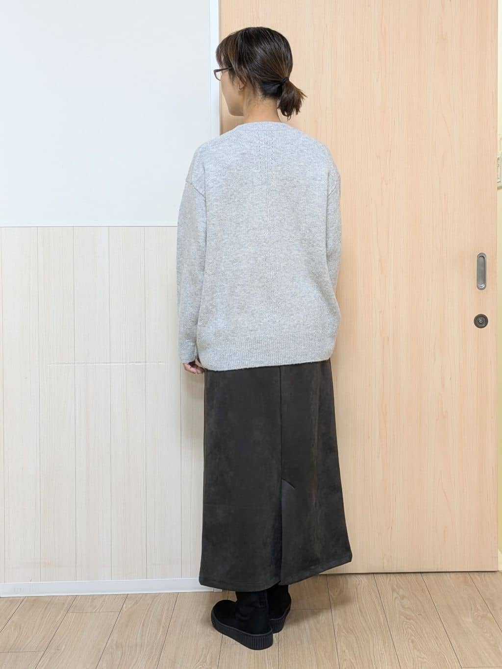YuAさんの「SHOO･LA･RUE｜【洗濯機可】上品できれい見え フェイクスエード ナロースカート」を使ったコーディネート