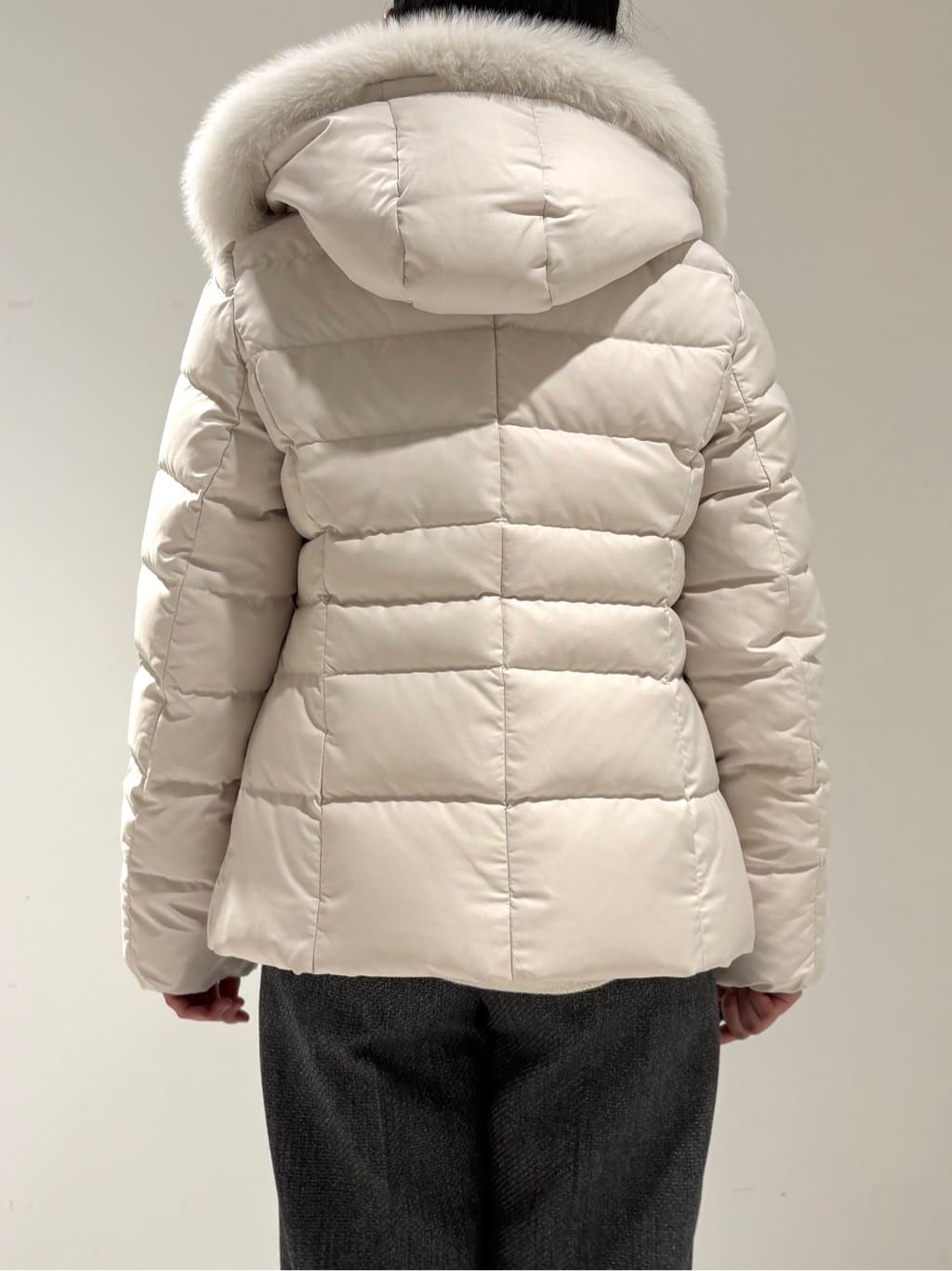 momokoさんの「INDIVI｜【名品／撥水／抗菌防臭】ショート丈リサイクルダウンコート」を使ったコーディネート