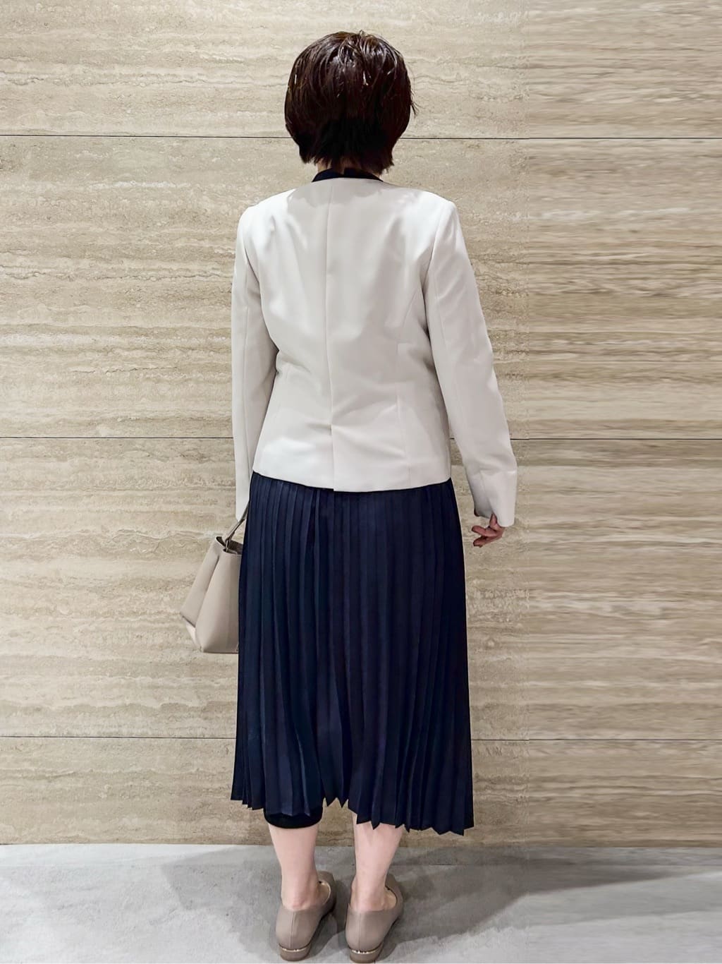 NAMIさんの「OPAQUE.CLIP｜《通勤／セットアップ対応》 パイピングVネックジャケット【洗濯機OK】」を使ったコーディネート