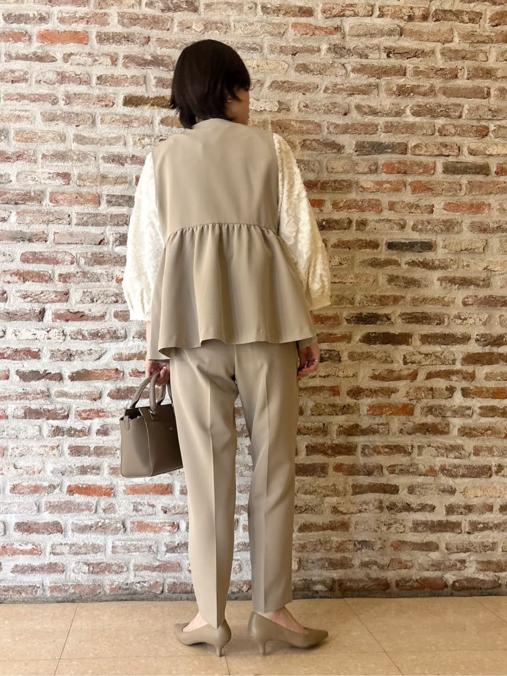 しばさんの「THE SHOP TK｜【通勤・きちんと見えに】ダブルクロス ペプラムジレ/セットアップ可」を使ったコーディネート