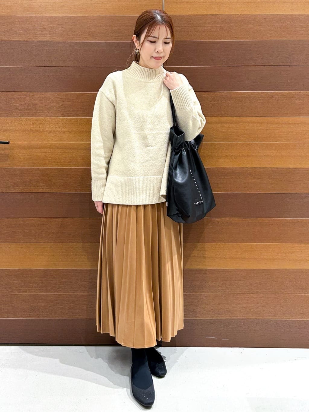 yumiさんの「OPAQUE.CLIP｜フェイクスウェードプリーツスカート【静電気防止加工／洗濯機OK】」を使ったコーディネート