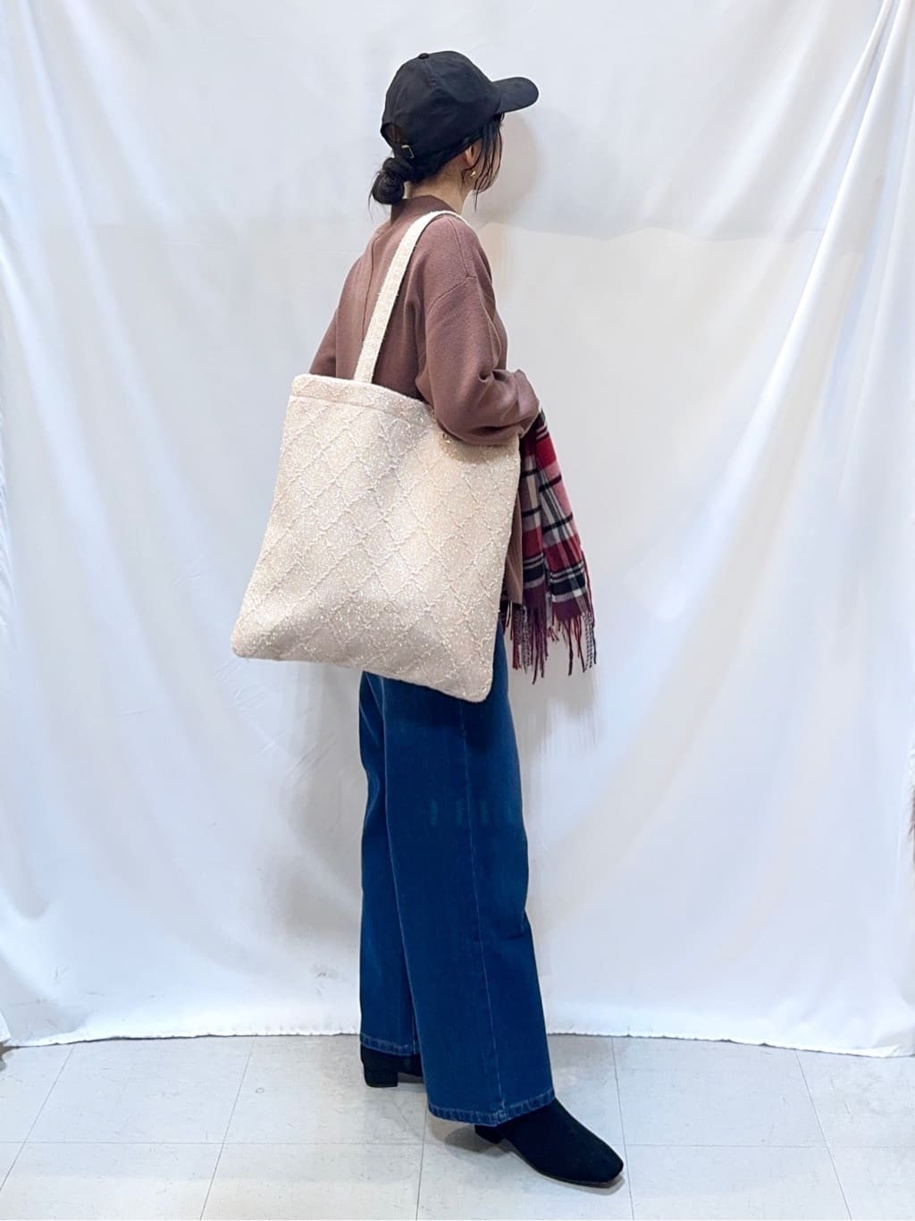 𝐇𝐢𝐫𝐨𝐦𝐢さんの「SHOO･LA･RUE｜【S-LL】脚のラインを拾いにくい デニムワイドパンツ」を使ったコーディネート