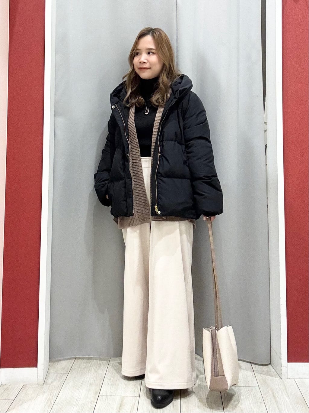 shioさんの「SHOO･LA･RUE｜【撥水/洗える】ショートフーディーダウン」を使ったコーディネート