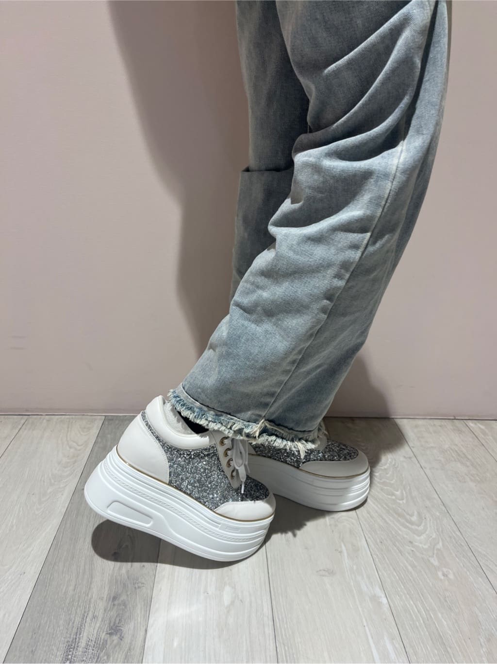 kaaさんの「ESPERANZA｜ゴールドライン厚底フラットスニーカー」を使ったコーディネート