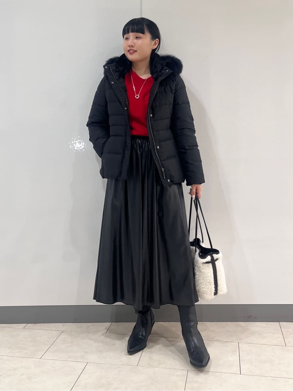 hasuさんの「INDIVI｜【名品／撥水／抗菌防臭】ショート丈リサイクルダウンコート」を使ったコーディネート