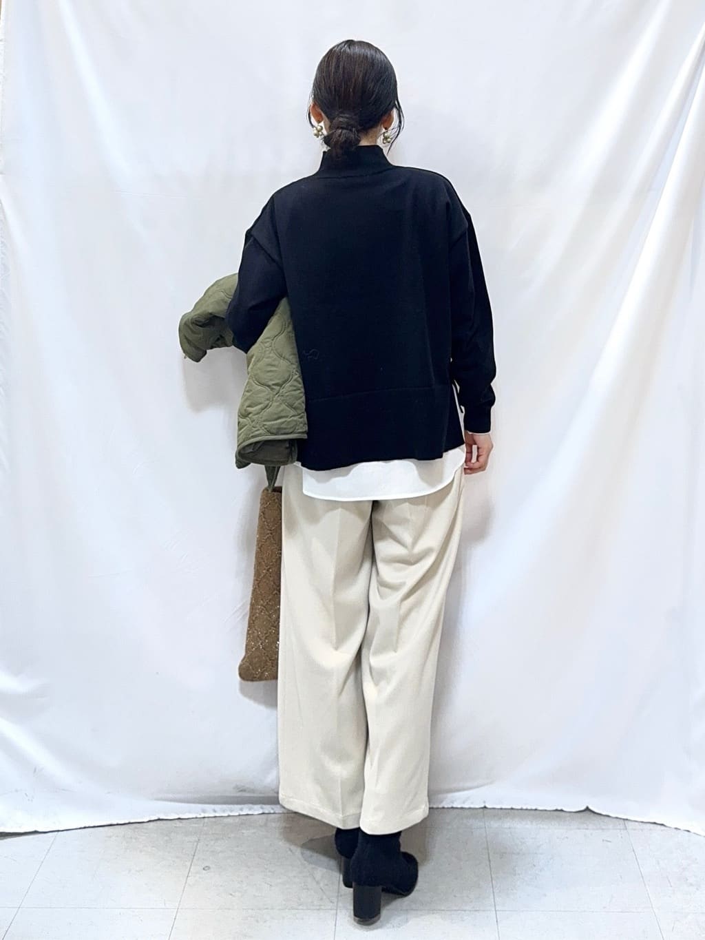 𝐇𝐢𝐫𝐨𝐦𝐢さんの「SHOO･LA･RUE｜【2点セット/洗濯機可/S-LL】着回しがきく もちもちハイネックニット+裾シャツインナー」を使ったコーディネート