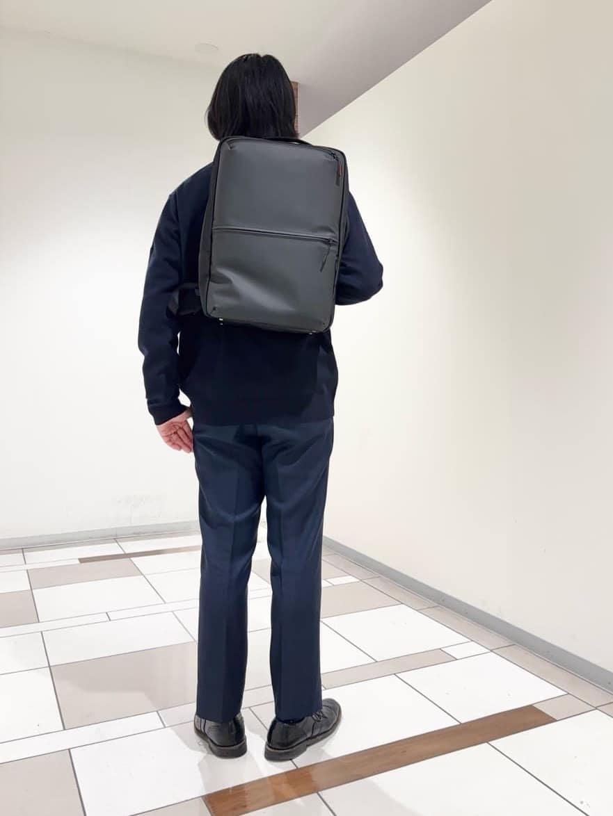 及川さんの「TAKEO KIKUCHI｜アンチピリング ジップアップ ニット」を使ったコーディネート
