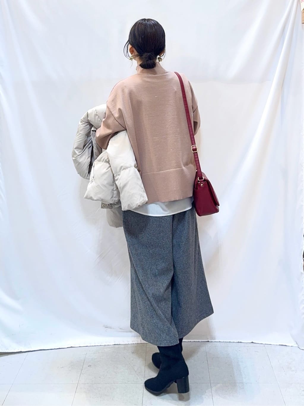 𝐇𝐢𝐫𝐨𝐦𝐢さんの「SHOO･LA･RUE｜【2点セット/洗濯機可/S-LL】着回しがきく もちもちハイネックニット+裾シャツインナー」を使ったコーディネート