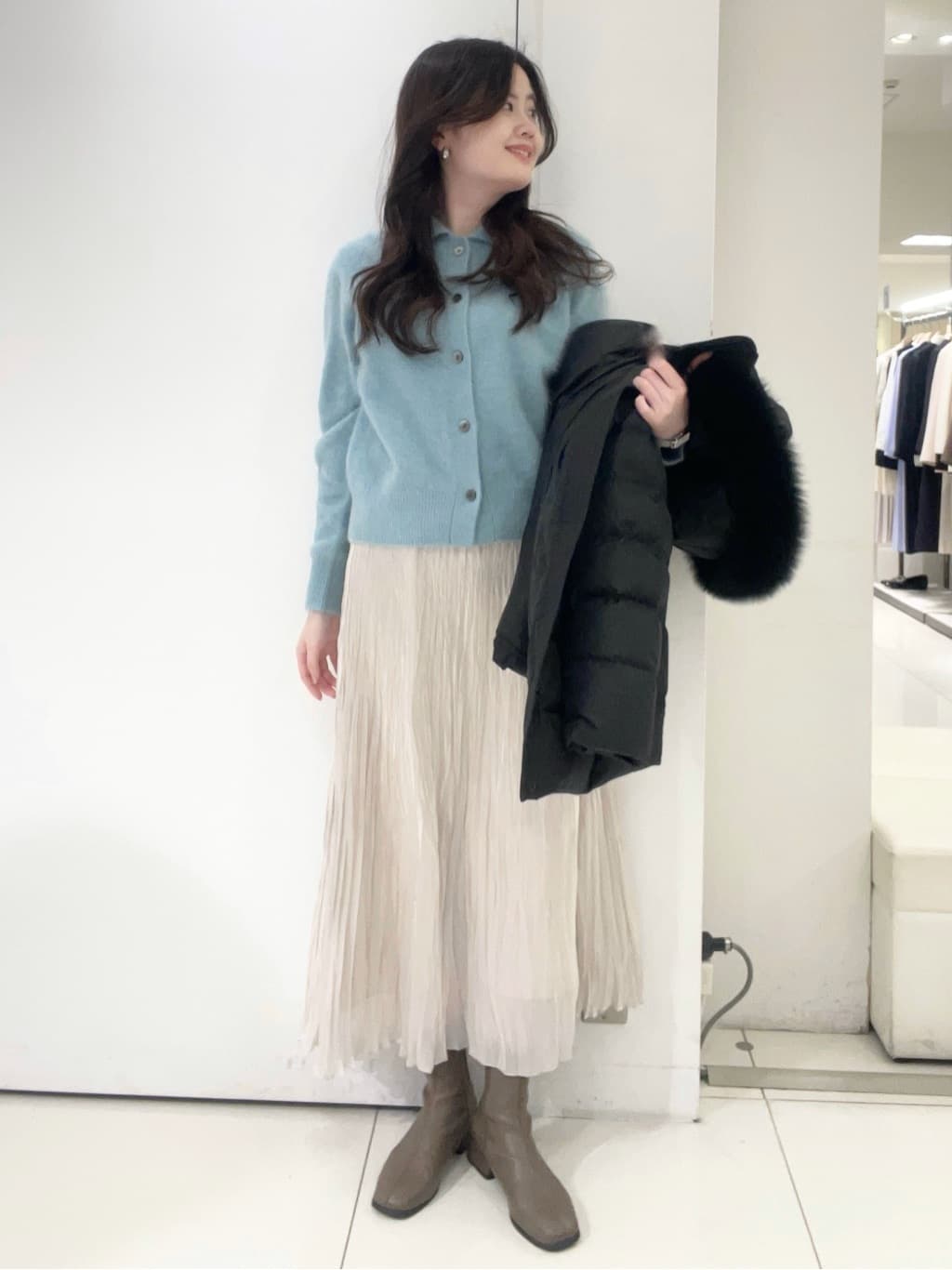 moeさんの「UNTITLED｜【ふわふわニット/オンオフ使える】フォックスカシミヤ衿付きカーディガン」を使ったコーディネート