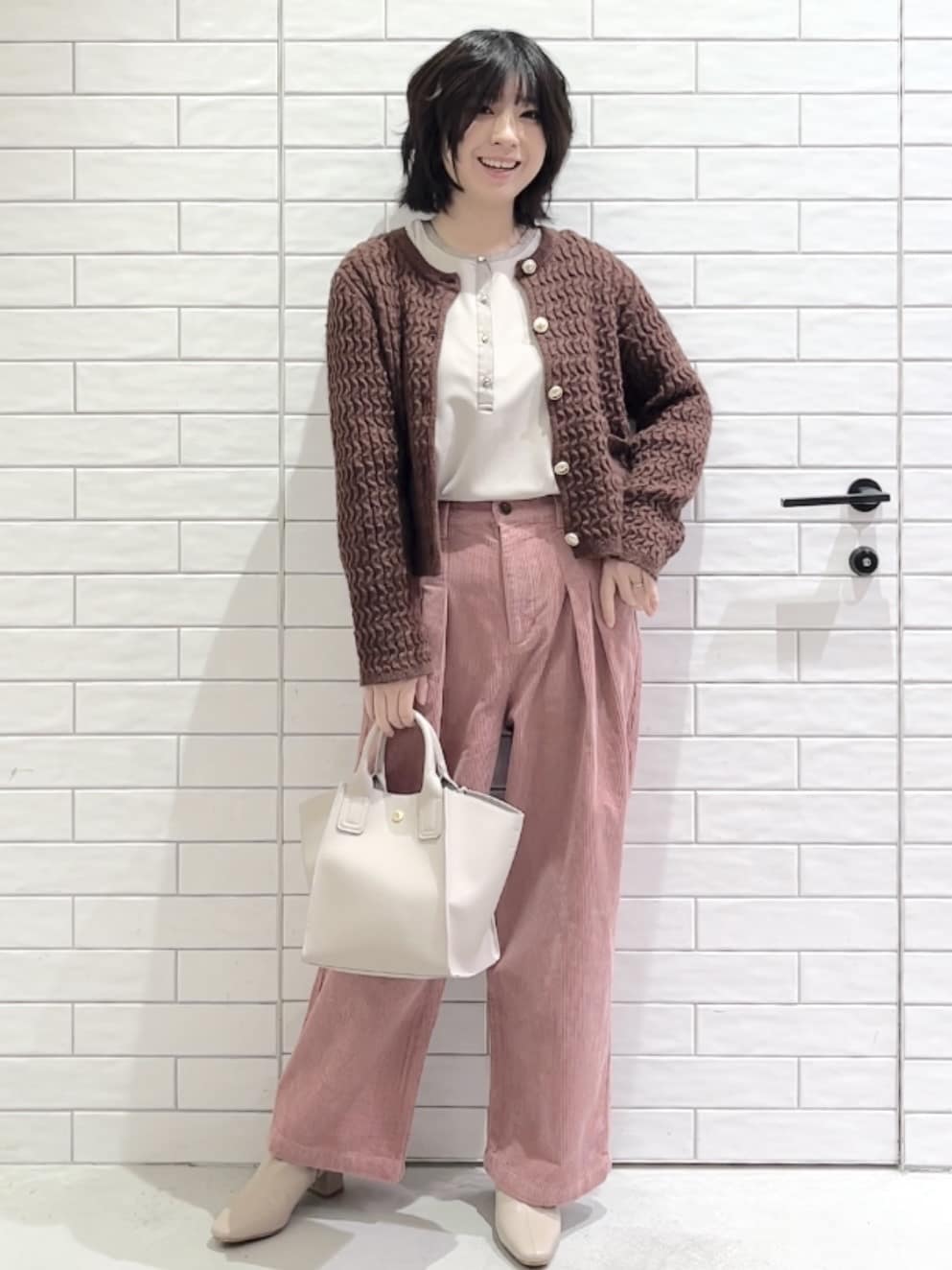 しおりさんの「OPAQUE.CLIP｜モヘヤタッチケーブル金ボタンカーディガン【洗濯機OK】」を使ったコーディネート