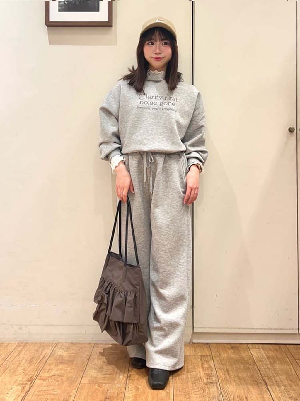 AIRIさんの「SHOO･LA･RUE｜【セットアップ可/S-LL/なめらかタッチ】選べる3柄 ロゴ入りプルパーカ」を使ったコーディネート