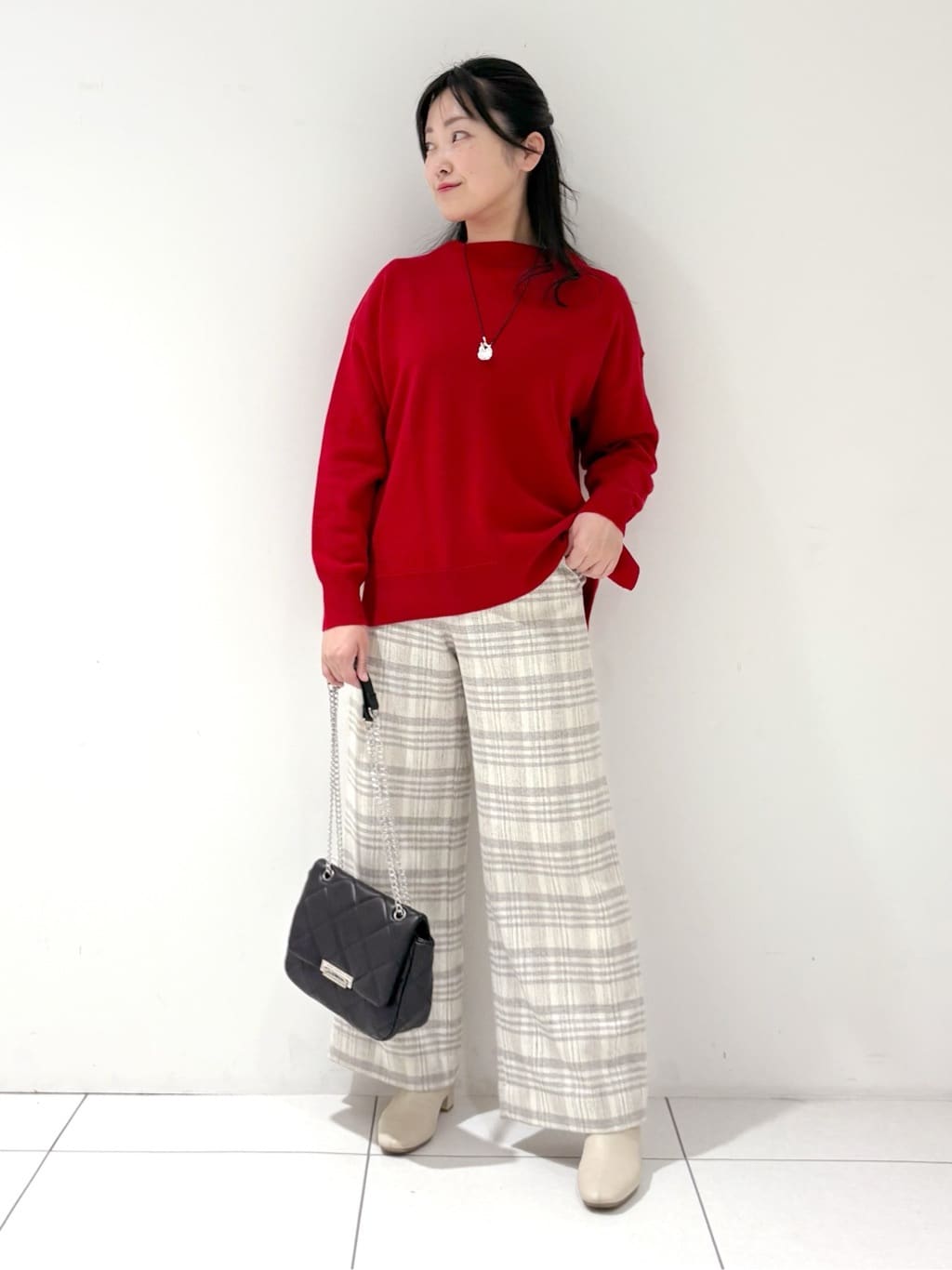 momokoさんの「INDIVI｜【洗える／カシミヤ混】ボトルネック ドルマンスリーブニット」を使ったコーディネート