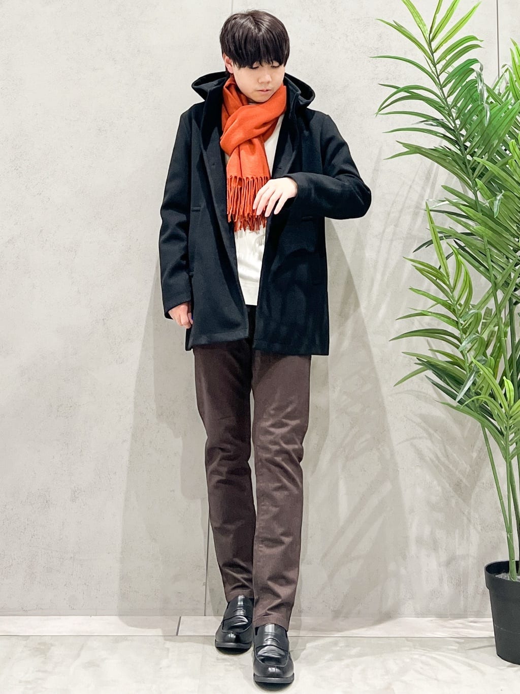 SHI-MAさんの「THE SHOP TK｜【冬のビジネスシーンに最適】シルキーモックネックニット　洗濯機OK」を使ったコーディネート