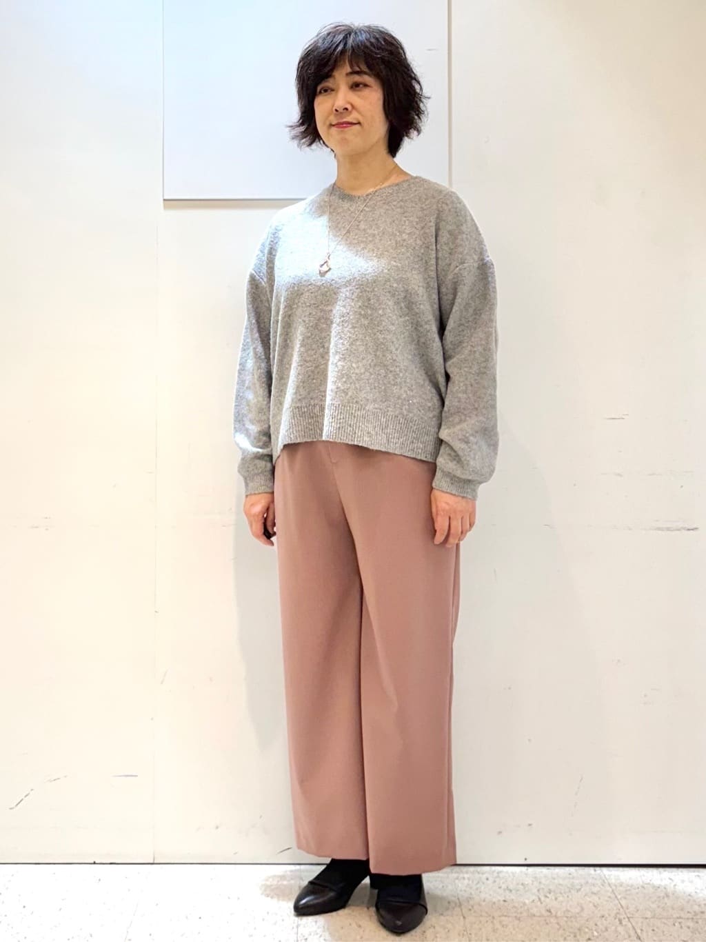ヤスコさんの「Reflect｜【選べる5色／ゆったりシルエット】Vネックスパンコールニット」を使ったコーディネート