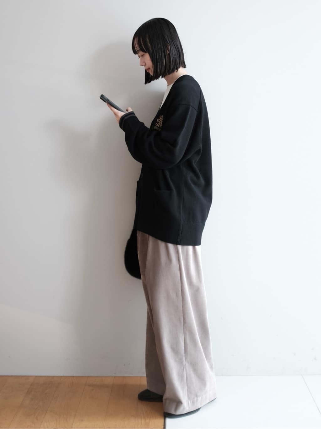 Kishimotoさんの「DRESSTERIOR｜ウォッシャブル エンブレムカーディガン」を使ったコーディネート