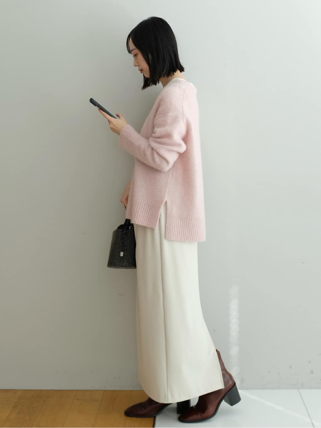 Kishimotoさんの「DRESSTERIOR｜アルパカブレンドVネックニット」を使ったコーディネート