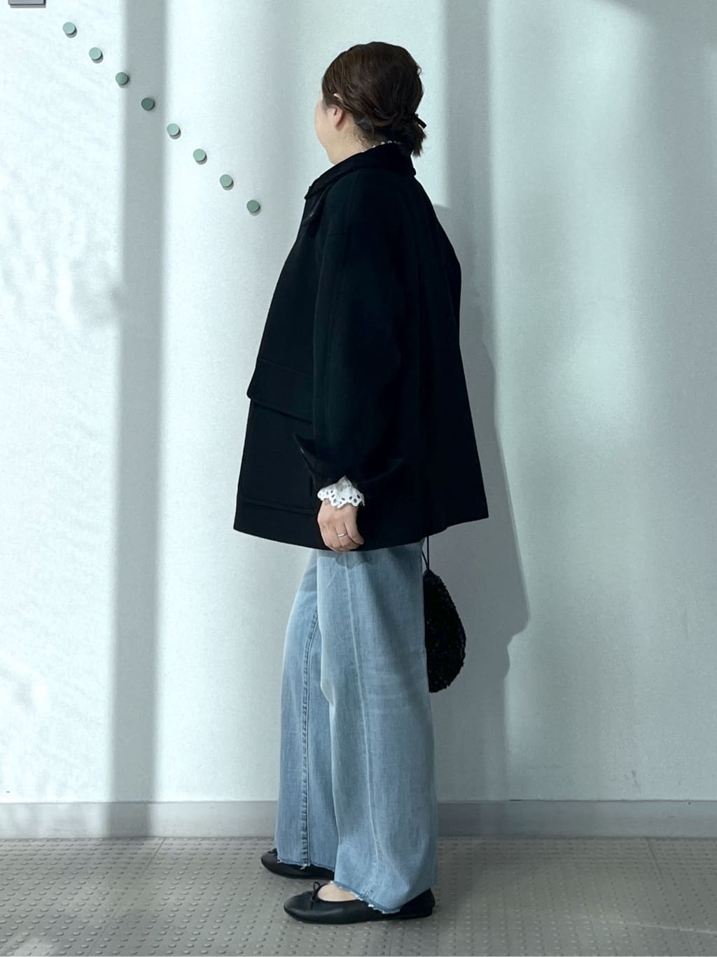 Soeさんの「DRESSTERIOR｜センタープレス ワイドストレートデニム」を使ったコーディネート