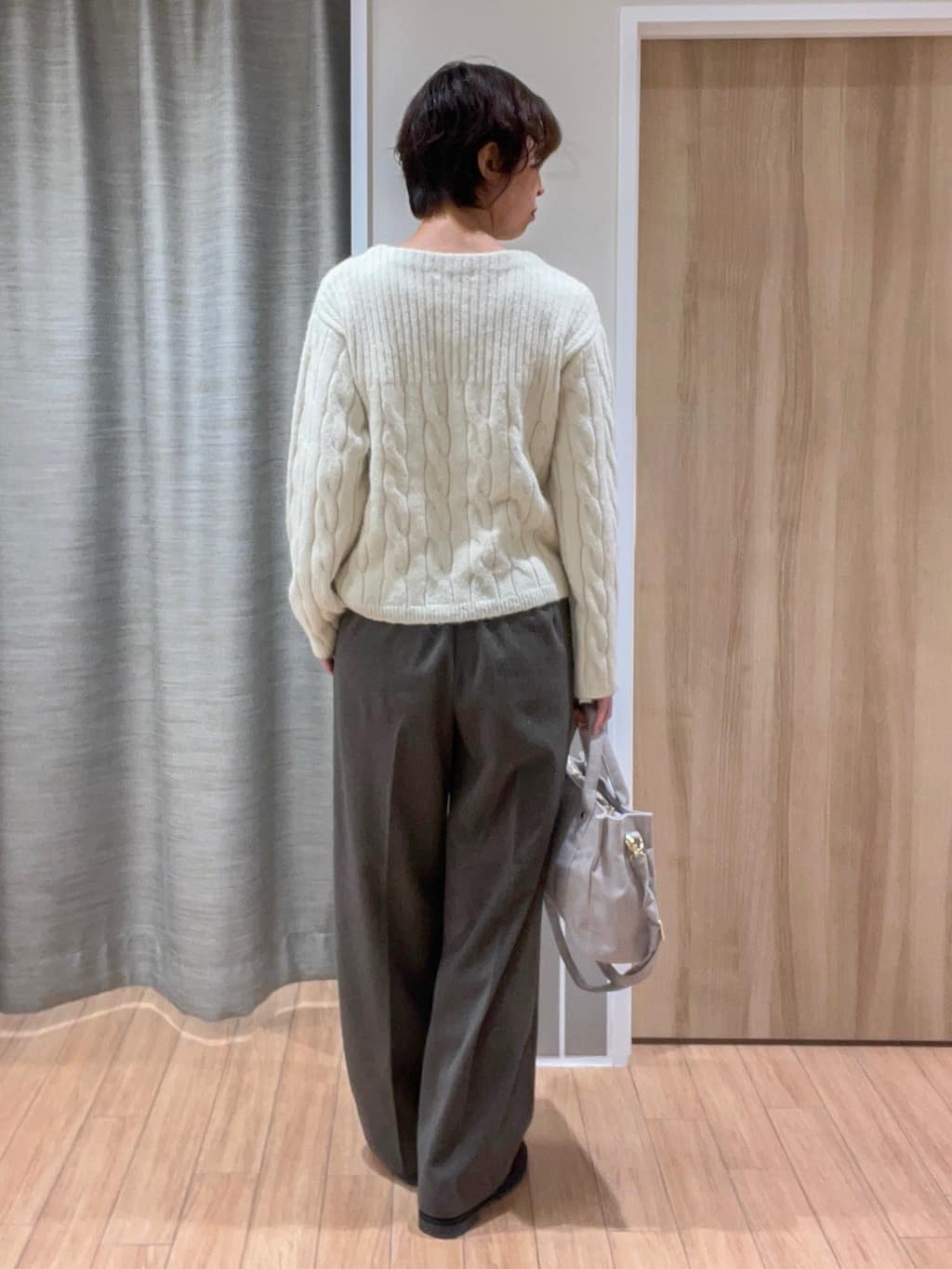ヨッコさんの「grove｜ふんわり包み込む ケーブルボートネックニット」を使ったコーディネート