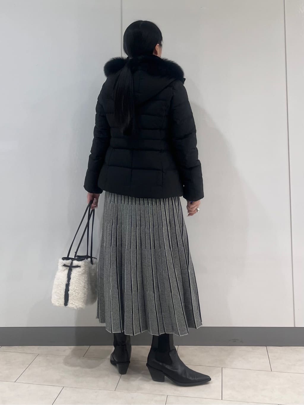 hasuさんの「INDIVI｜【名品／撥水／抗菌防臭】ショート丈リサイクルダウンコート」を使ったコーディネート