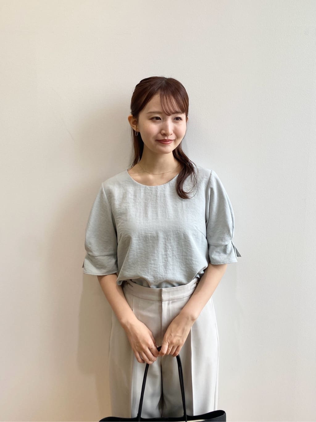 みさかさんの「index｜《8色展開／XS-LLサイズ》タックパフスリーブブラウス【洗濯機洗い可／吸水速乾／防シワ／抗ピル】」を使ったコーディネート