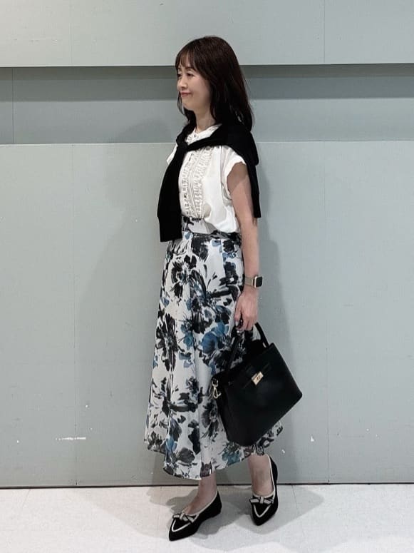makiさんの「UNTITLED｜【シアー/後ろウエストゴム】ペイントフラワースカート」を使ったコーディネート