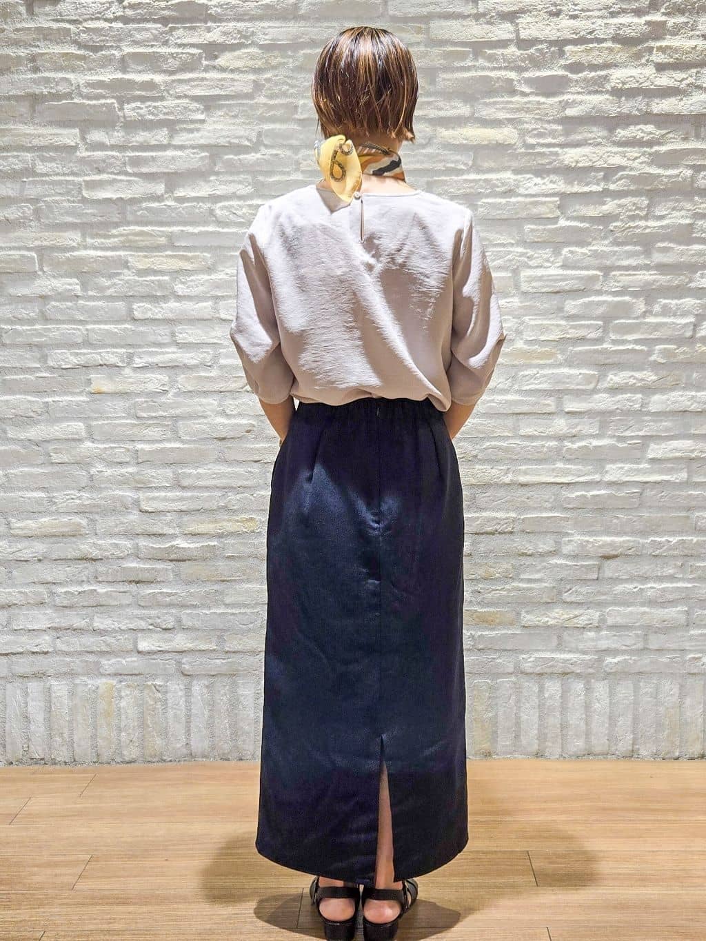 yoshimiさんの「OPAQUE.CLIP｜リネンライクキーネックタックスリーブブラウス【洗濯機洗い可／吸水速乾／接触冷感】」を使ったコーディネート