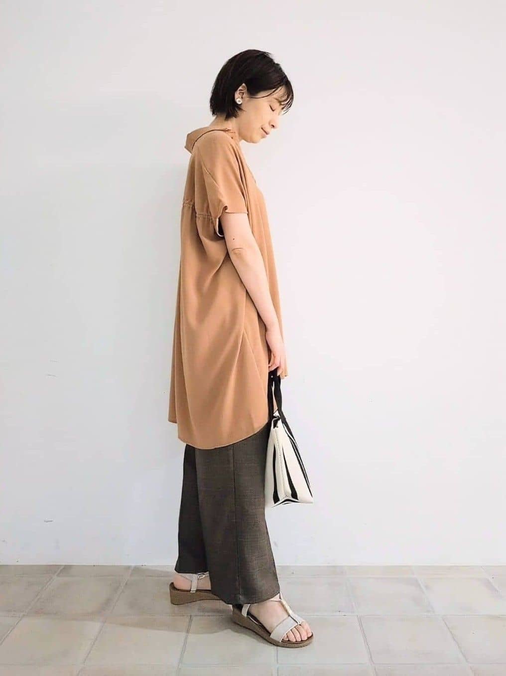 miomioさんの「SHOO･LA･RUE｜【S-LL/体型カバー】さらりとしたタッチが心地よい バックギャザーブラウス」を使ったコーディネート