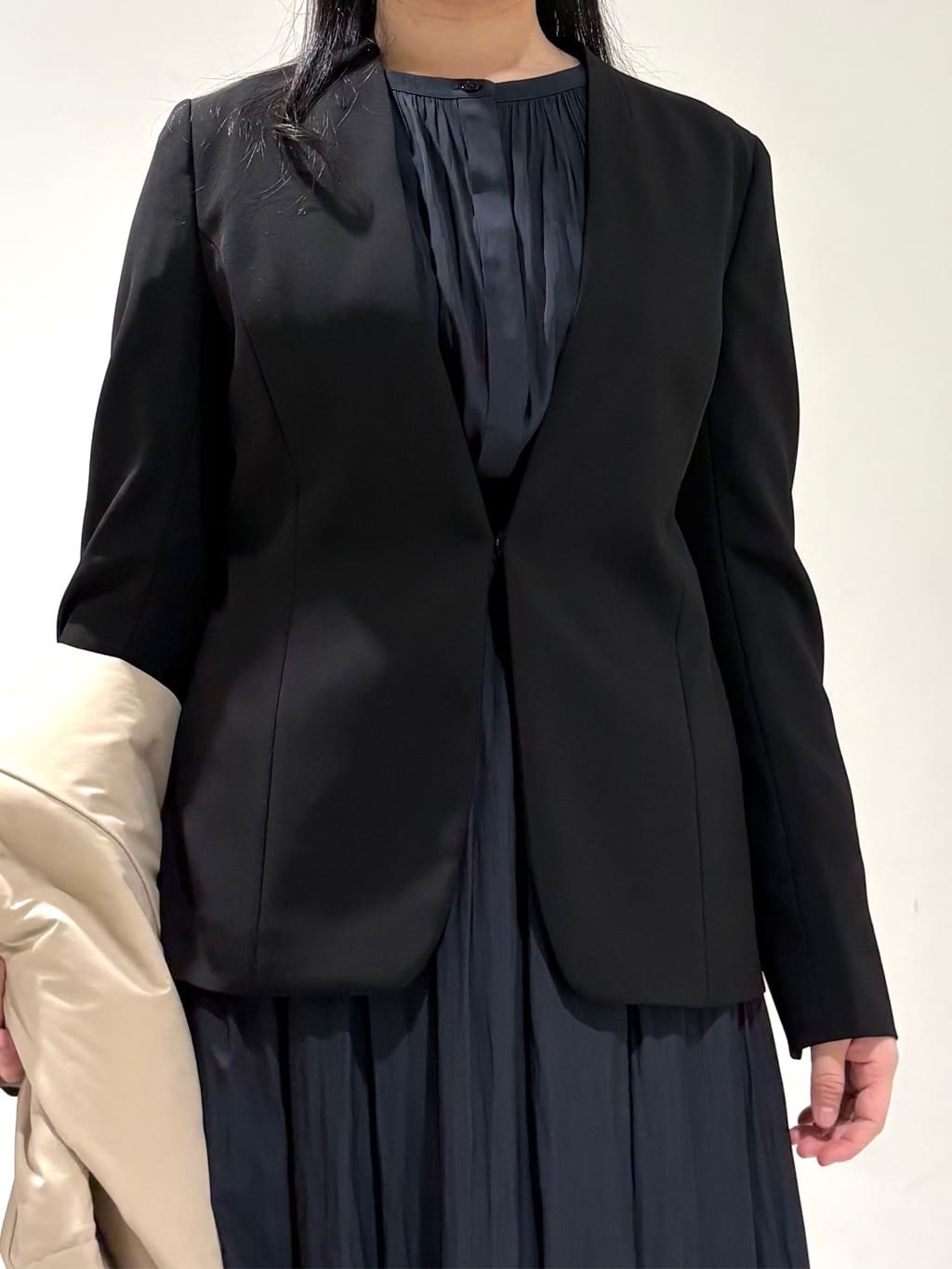 momokoさんの「INDIVI｜【洗える／UVケア／スーツ】ストレッチノーカラージャケット」を使ったコーディネート