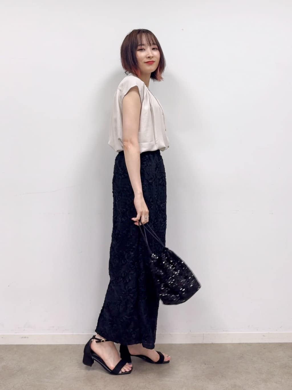 𝐜𝐡𝐢𝐤𝐚さんの「SHOO･LA･RUE｜【S-LL/洗濯後しわになりにくい】上品にきれい見え スラブギャザーブラウス」を使ったコーディネート