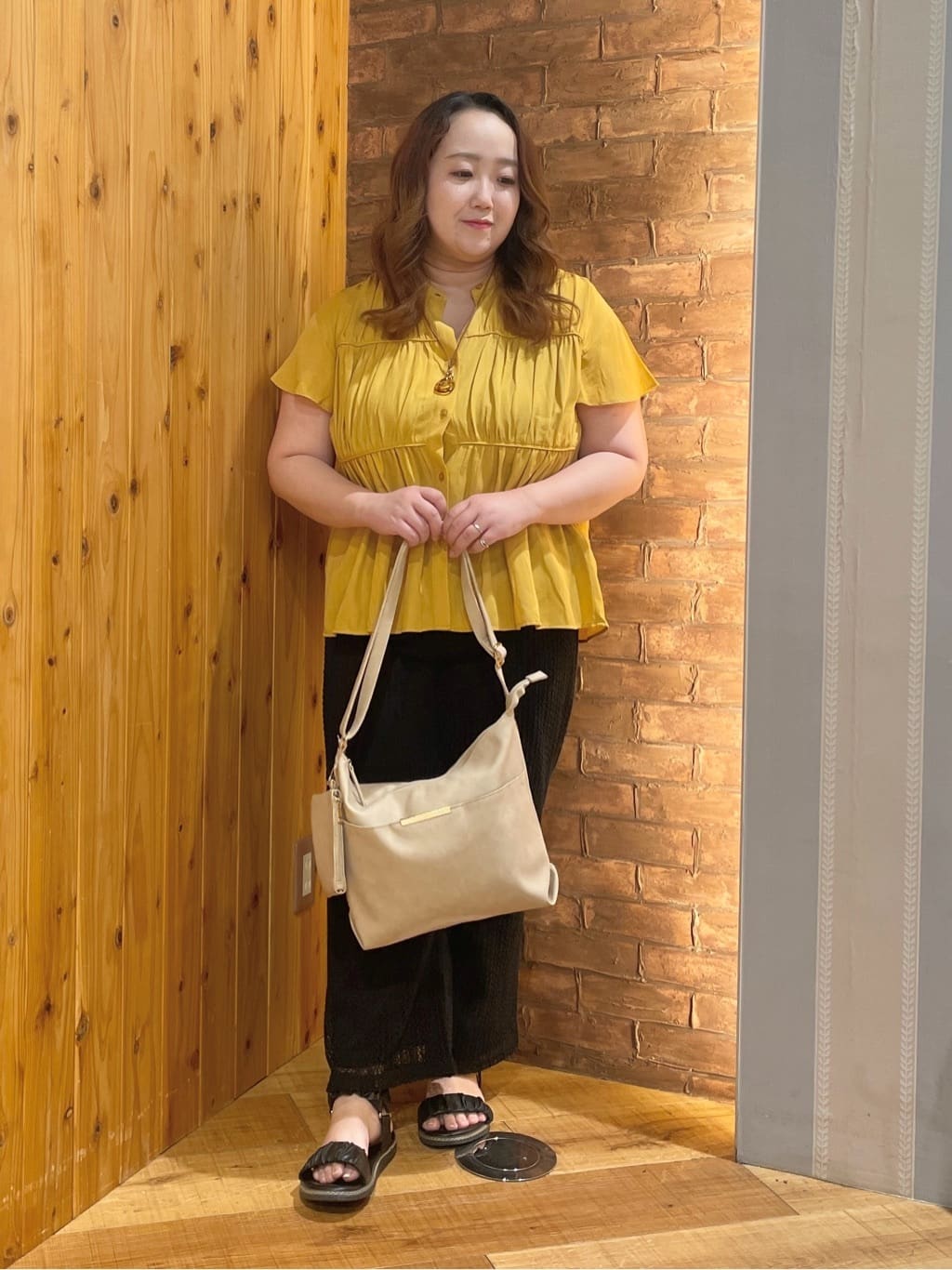 Risaさんの「SHOO･LA･RUE｜【洗える/S-LL】一枚で着映え ティアード風 ギャザーブラウス」を使ったコーディネート