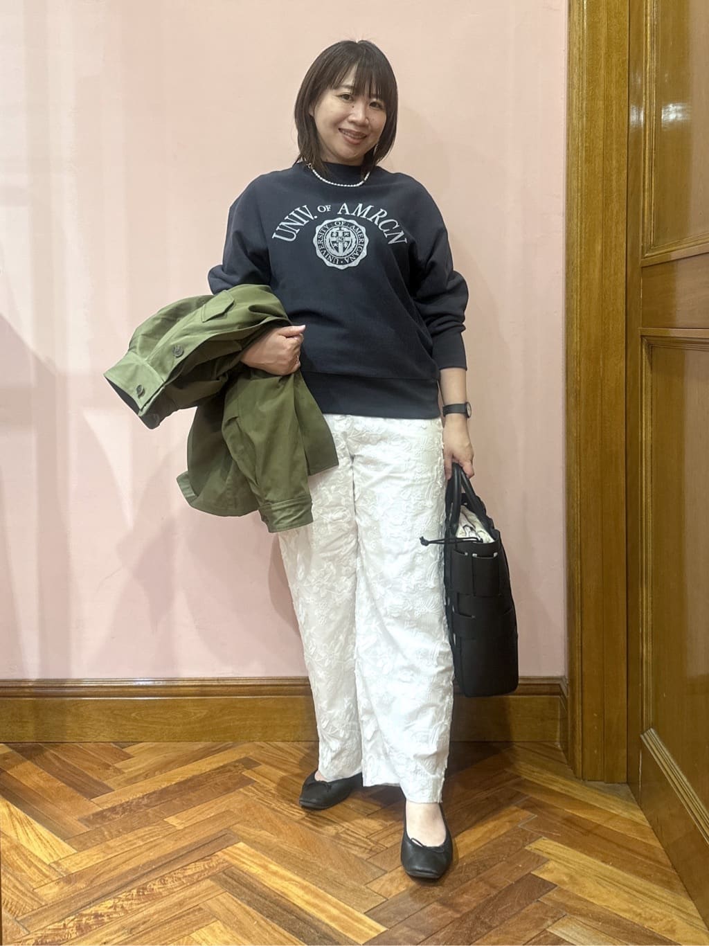 komatsuさんの「DRESSTERIOR｜【ウォッシャブル/ウエストゴム】コットンエンブロイダリー イージーパンツ」を使ったコーディネート